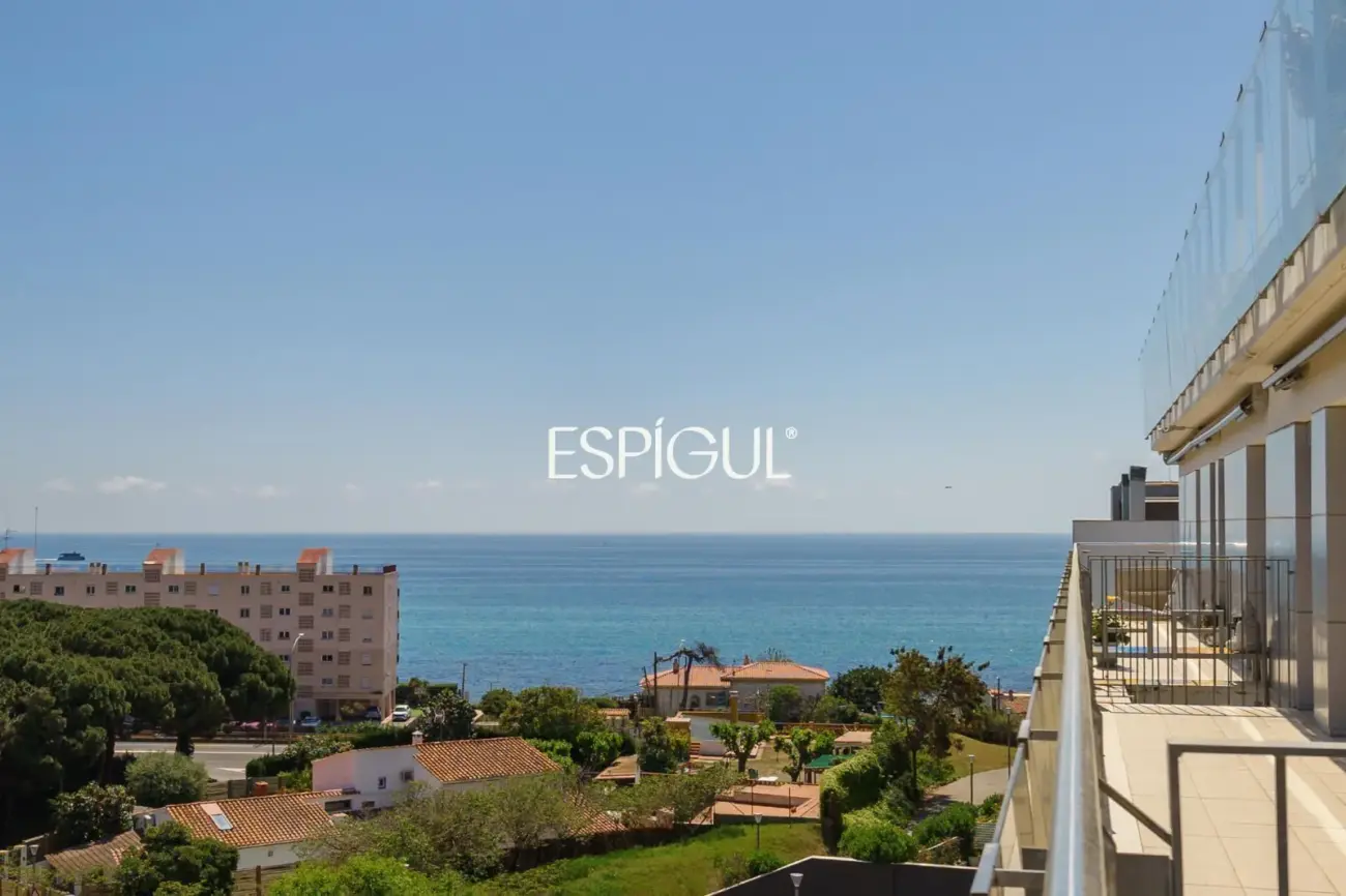 Semi-new apartment with sea views, two parking spaces and communal pool in Llavaneres