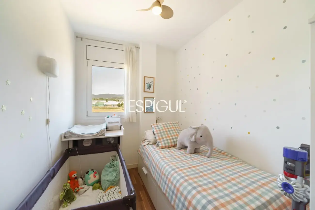 Semi-new apartment with sea views, two parking spaces and communal pool in Llavaneres