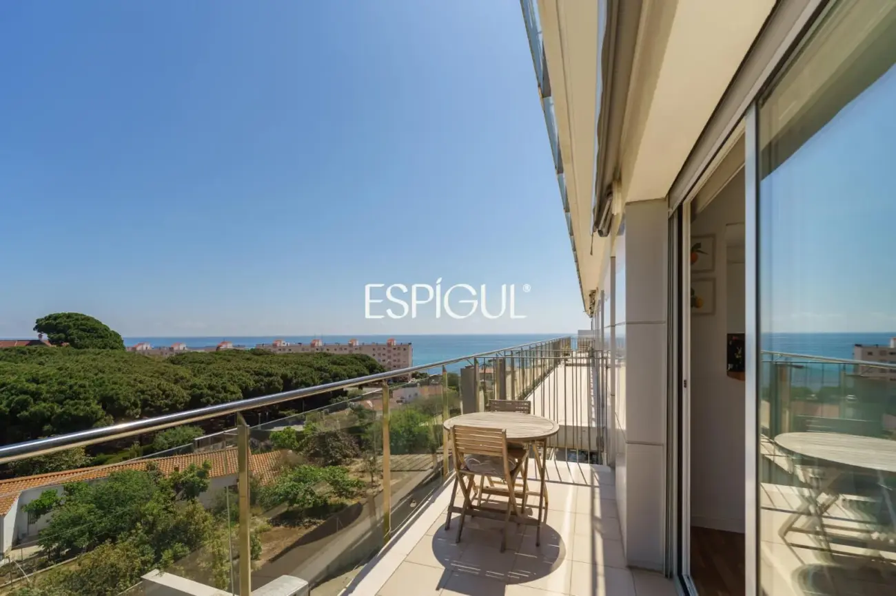 Semi-new apartment with sea views, two parking spaces and communal pool in Llavaneres