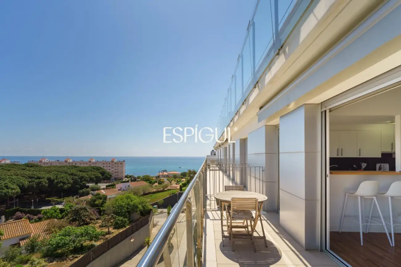 Semi-new apartment with sea views, two parking spaces and communal pool in Llavaneres