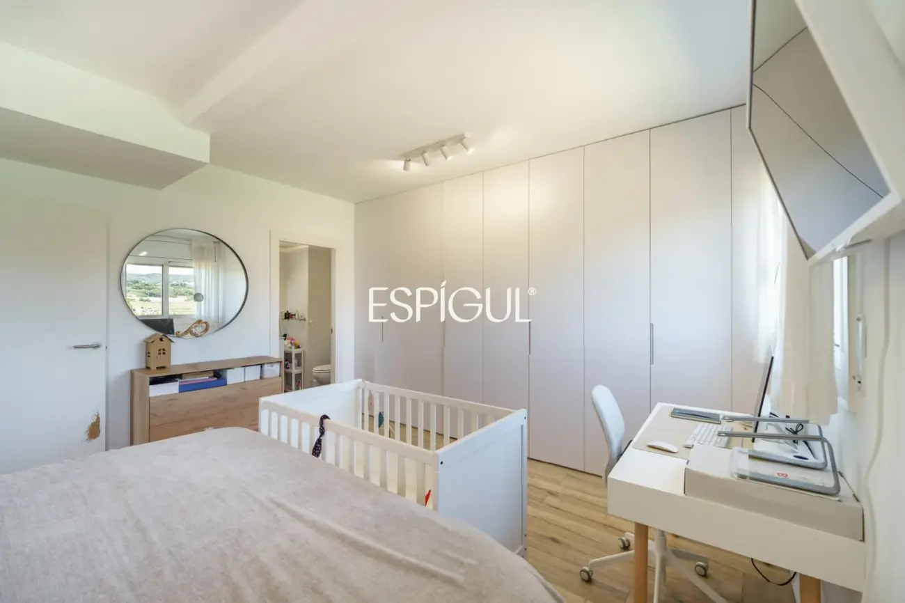 Semi-new apartment with sea views, two parking spaces and communal pool in Llavaneres