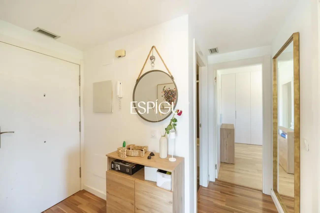 Semi-new apartment with sea views, two parking spaces and communal pool in Llavaneres