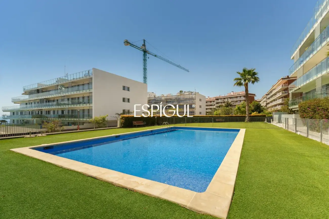 Semi-new apartment with sea views, two parking spaces and communal pool in Llavaneres