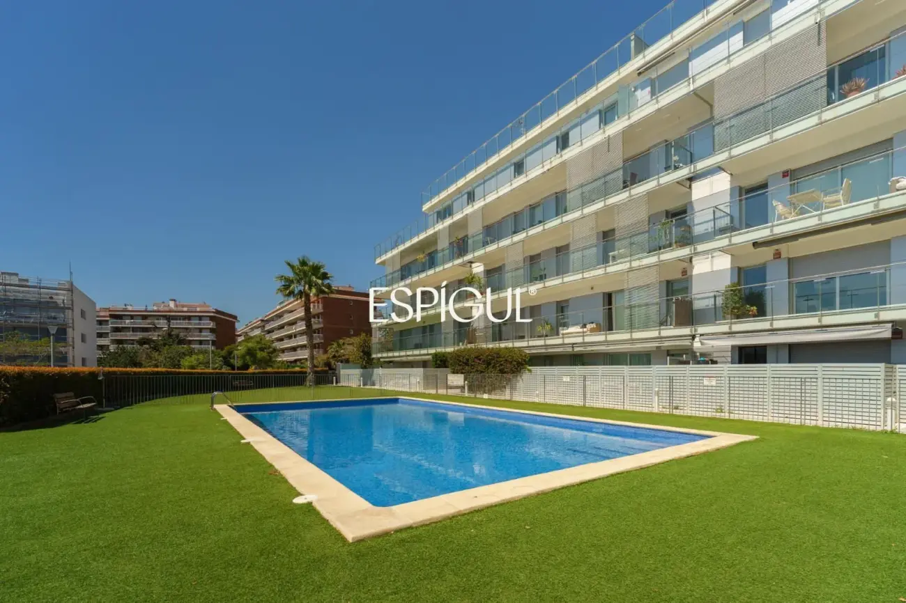 Semi-new apartment with sea views, two parking spaces and communal pool in Llavaneres