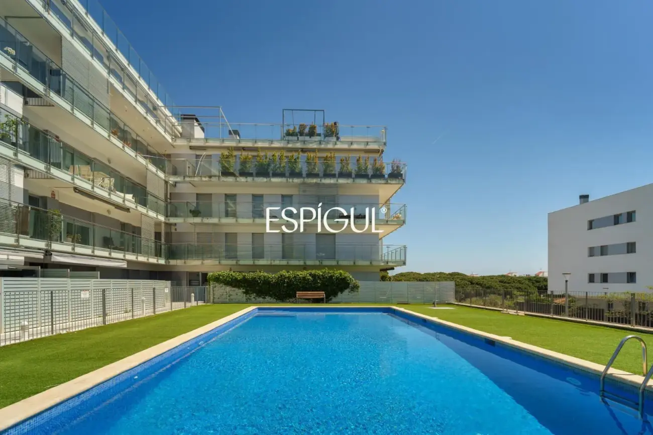 Semi-new apartment with sea views, two parking spaces and communal pool in Llavaneres