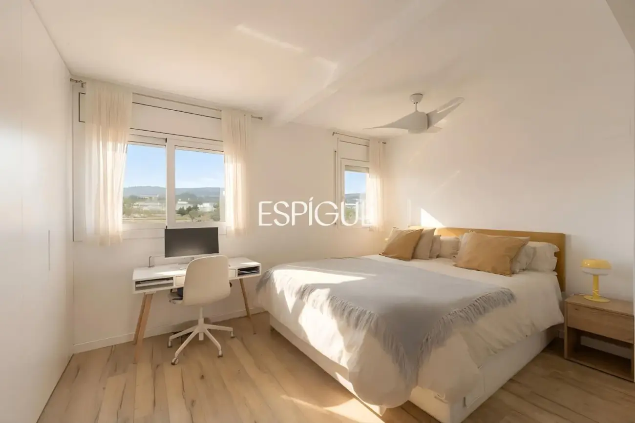 Piso semi nuevo con vistas al mar, dos plaza de parquing y piscina comunitaria en Llavaneres