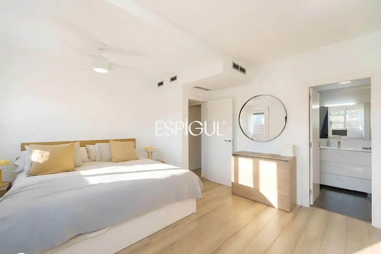Piso semi nuevo con vistas al mar, dos plaza de parquing y piscina comunitaria en Llavaneres