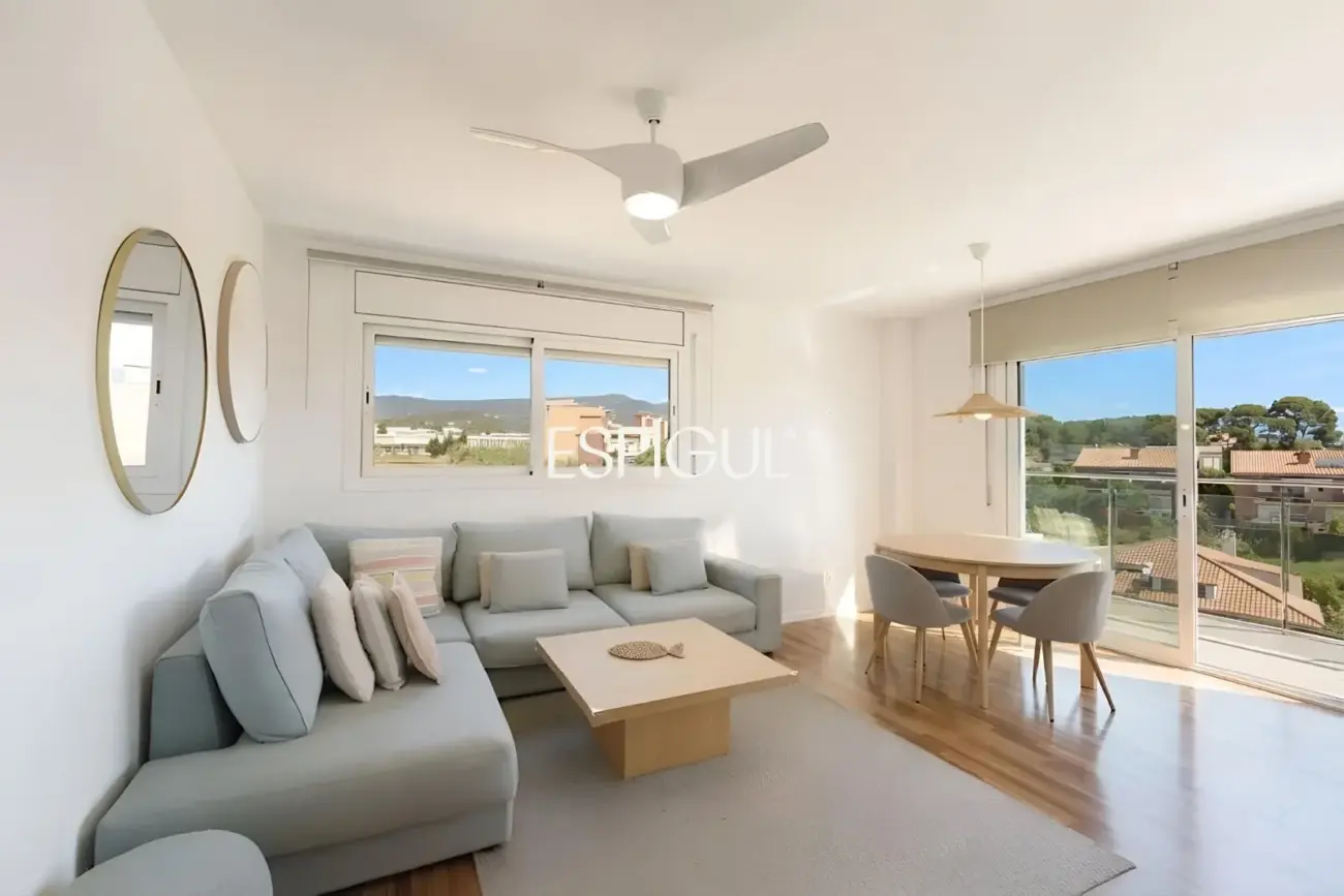 Appartement quasi neuf avec vue sur la mer, deux places de parking et piscine commune à Llavaneres