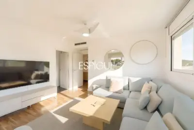 Piso semi nuevo con vistas al mar, dos plaza de parquing y piscina comunitaria en Llavaneres
