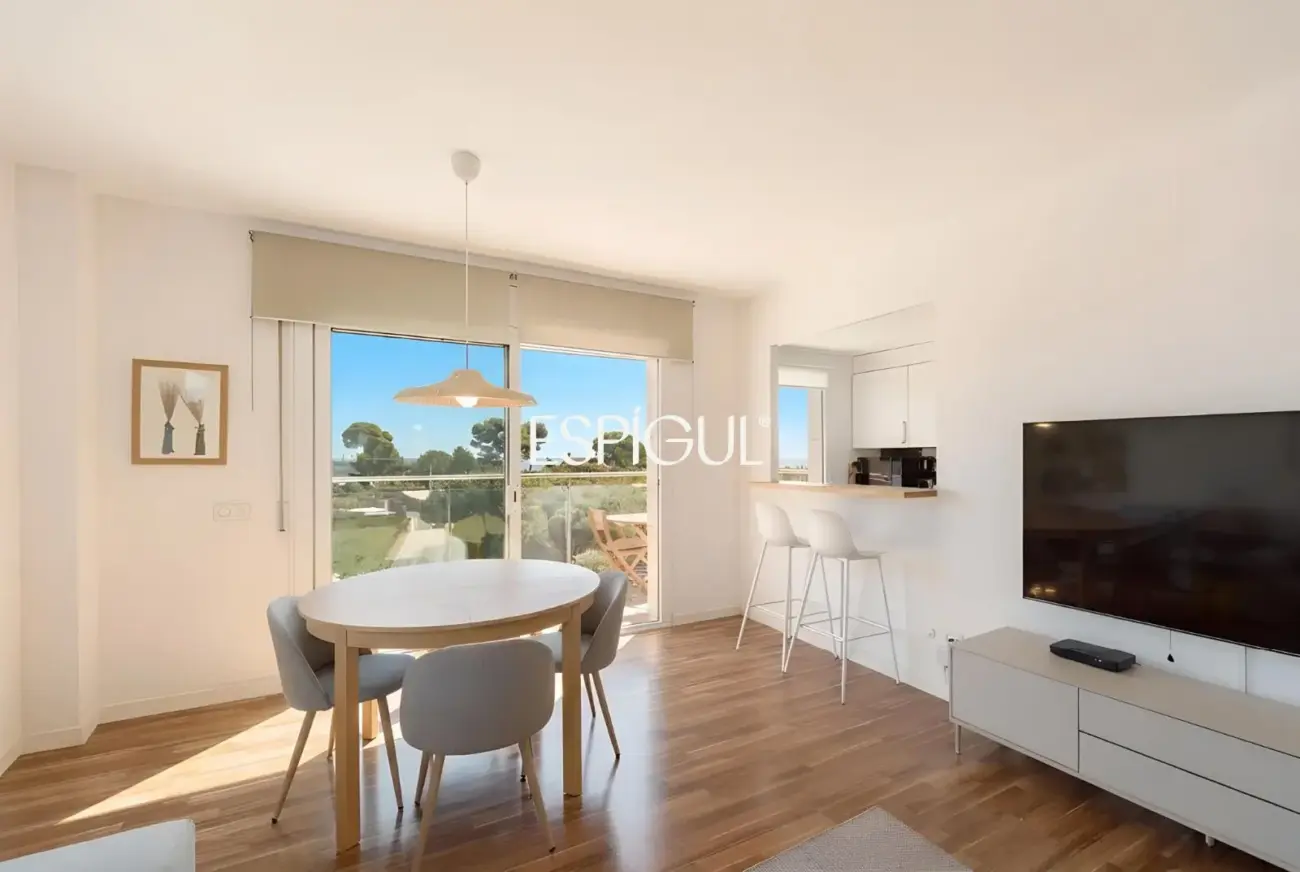 Piso semi nuevo con vistas al mar, dos plaza de parquing y piscina comunitaria en Llavaneres