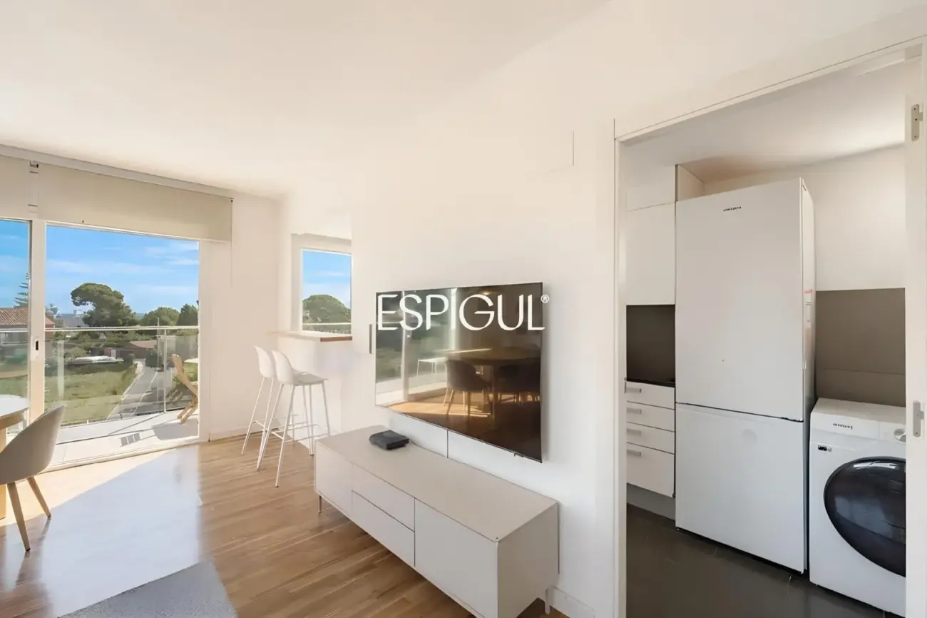Piso semi nuevo con vistas al mar, dos plaza de parquing y piscina comunitaria en Llavaneres