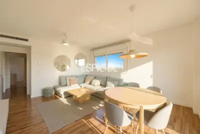 Piso semi nuevo con vistas al mar, dos plaza de parquing y piscina comunitaria en Llavaneres