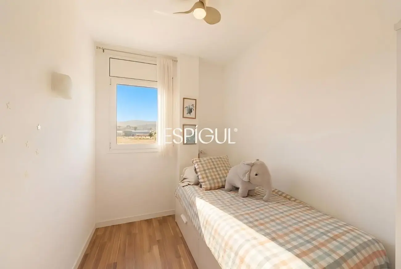 Piso semi nuevo con vistas al mar, dos plaza de parquing y piscina comunitaria en Llavaneres