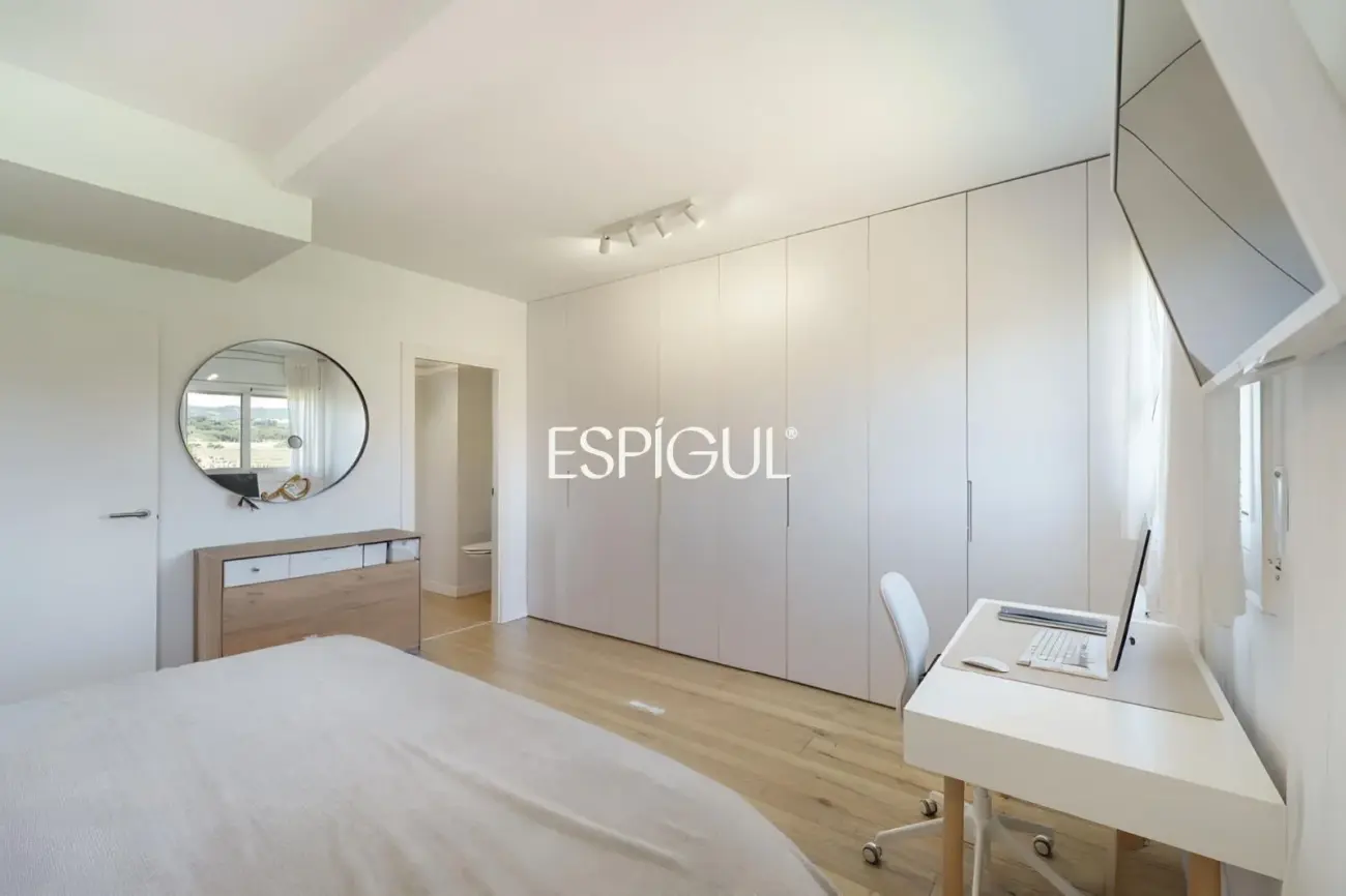 Piso semi nuevo con vistas al mar, dos plaza de parquing y piscina comunitaria en Llavaneres