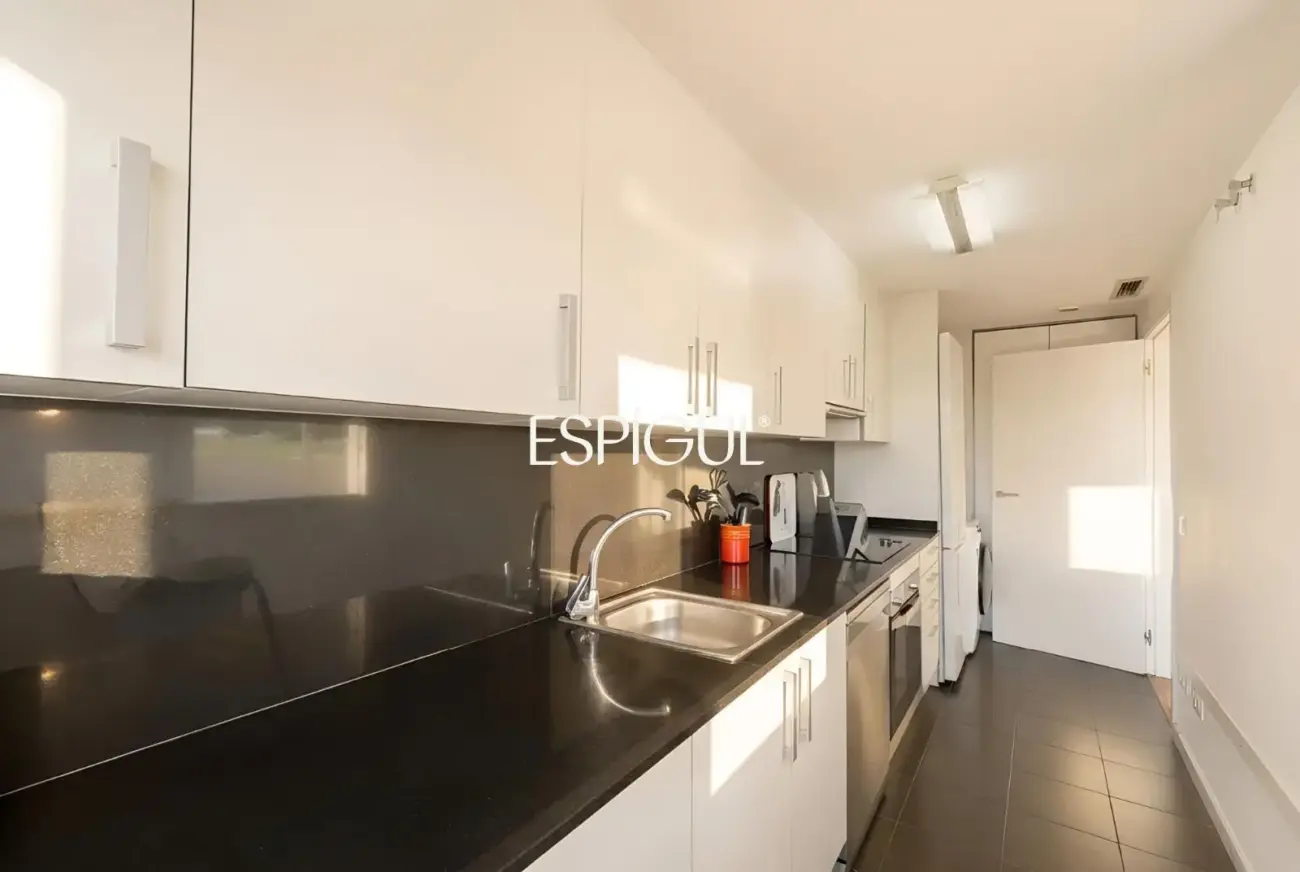 Piso semi nuevo con vistas al mar, dos plaza de parquing y piscina comunitaria en Llavaneres