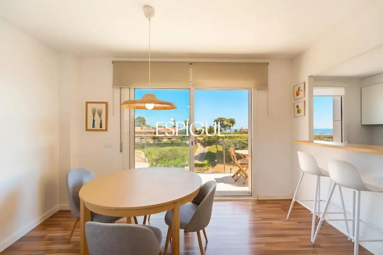 Piso semi nuevo con vistas al mar, dos plaza de parquing y piscina comunitaria en Llavaneres