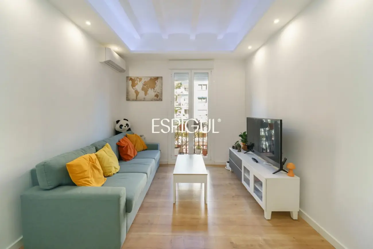Renovated apartment with balcony in a period building in Sant Antoni