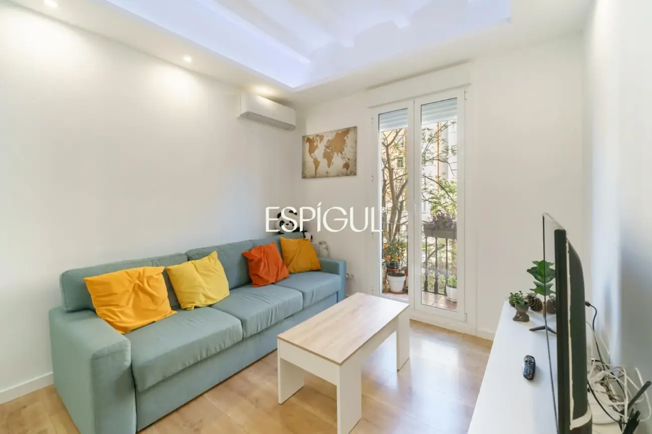 Renovated apartment with balcony in a period building in Sant Antoni