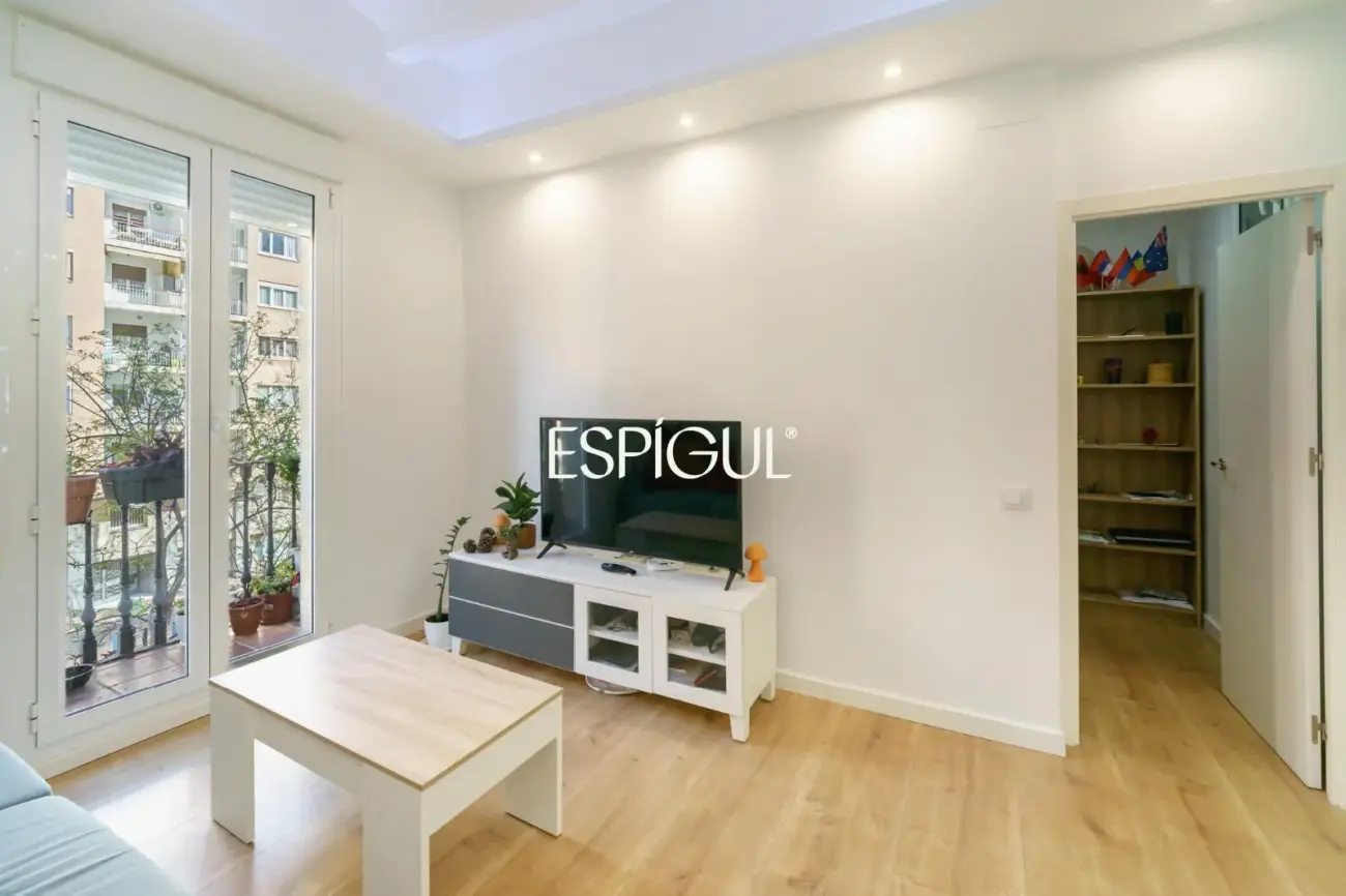 Renovated apartment with balcony in a period building in Sant Antoni