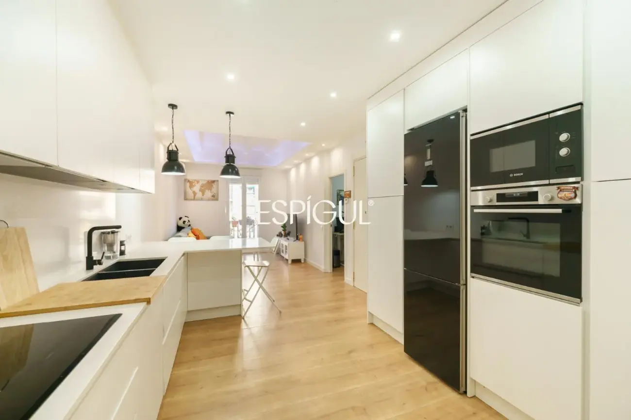 Renovated apartment with balcony in a period building in Sant Antoni