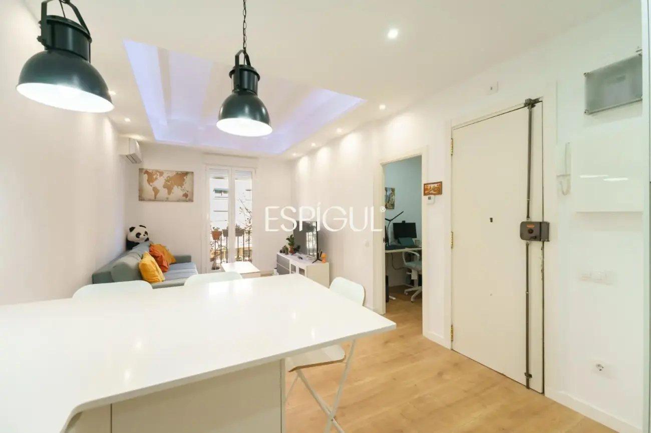 Renovated apartment with balcony in a period building in Sant Antoni