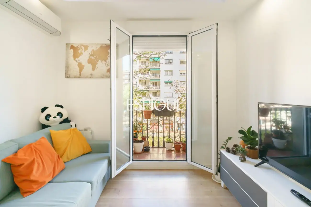 Renovated apartment with balcony in a period building in Sant Antoni