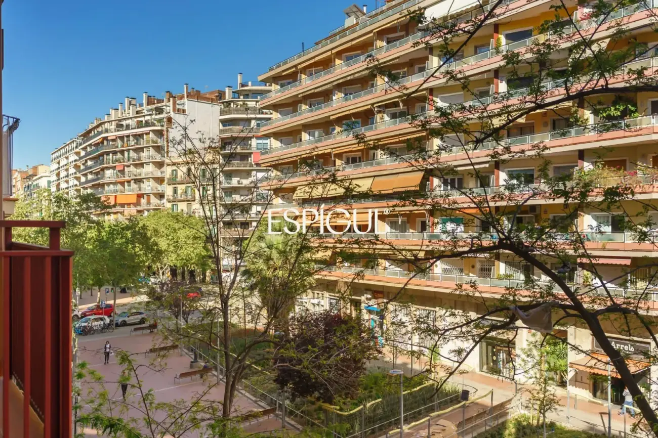 Renovated apartment with balcony in a period building in Sant Antoni