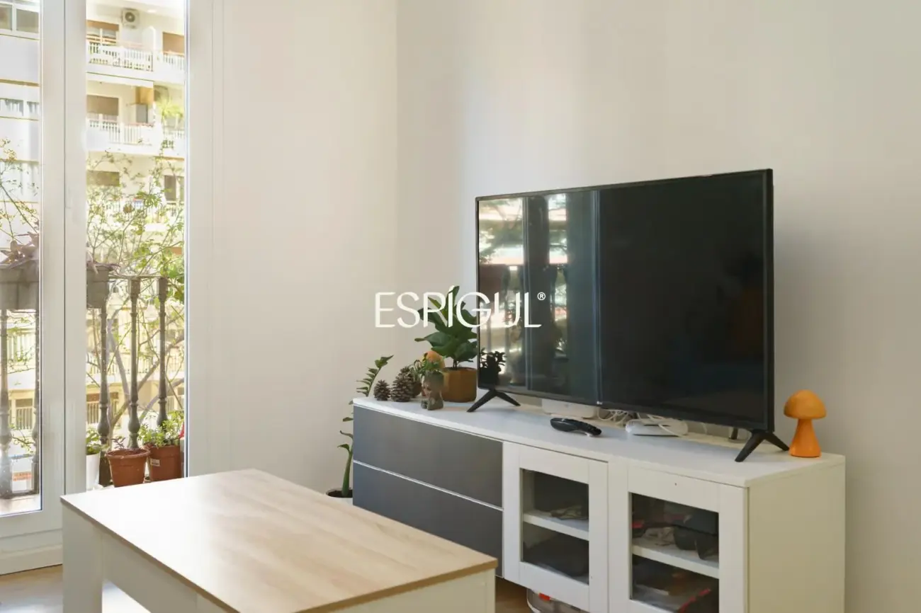 Renovated apartment with balcony in a period building in Sant Antoni