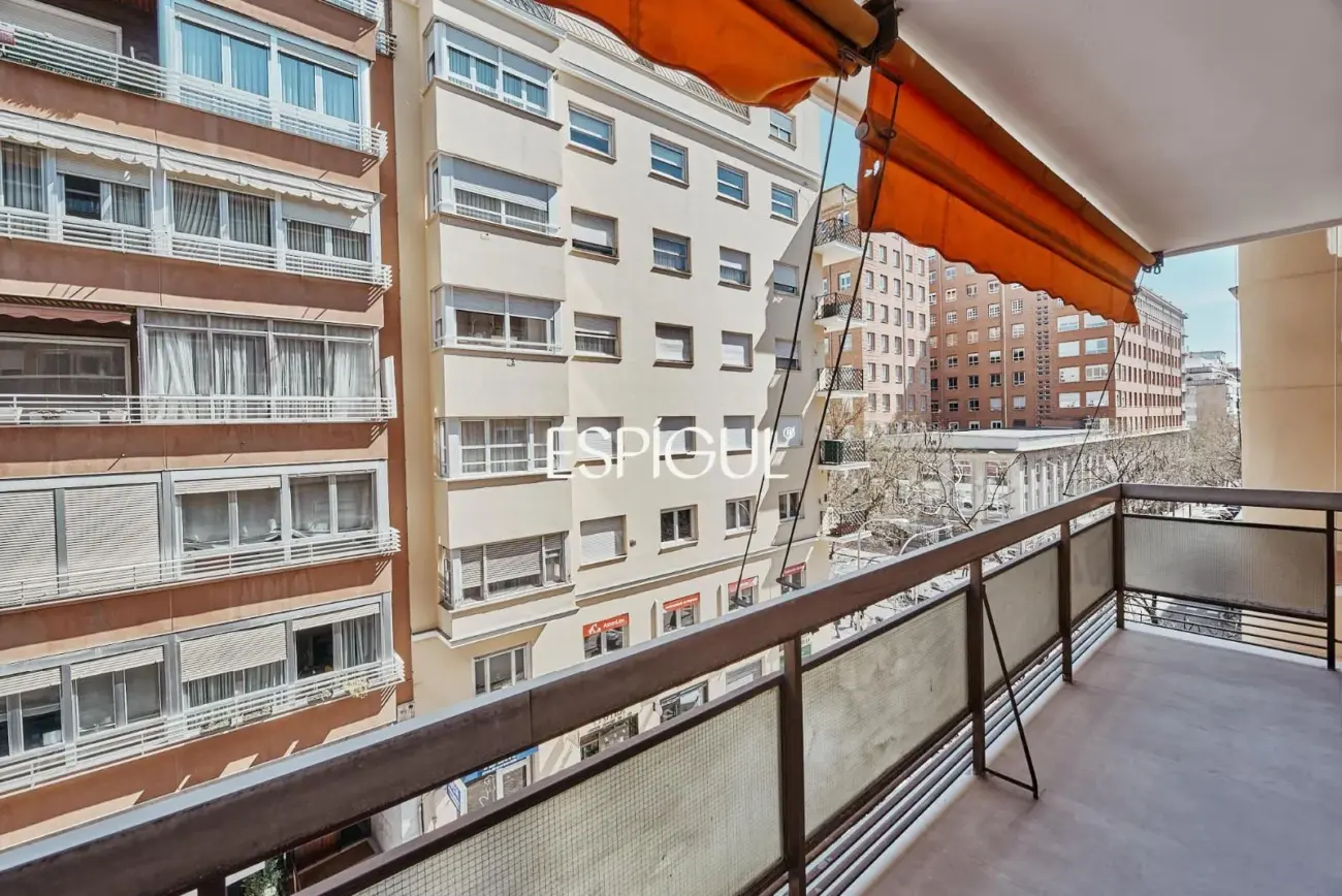 Vivienda situada en la calle General Díaz Porlier con plaza de garaje, Lista