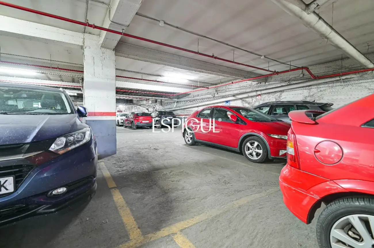 7ª Planta con Sol Directo, 4 Habitaciones y Parking incluido junto a Can Batlló
