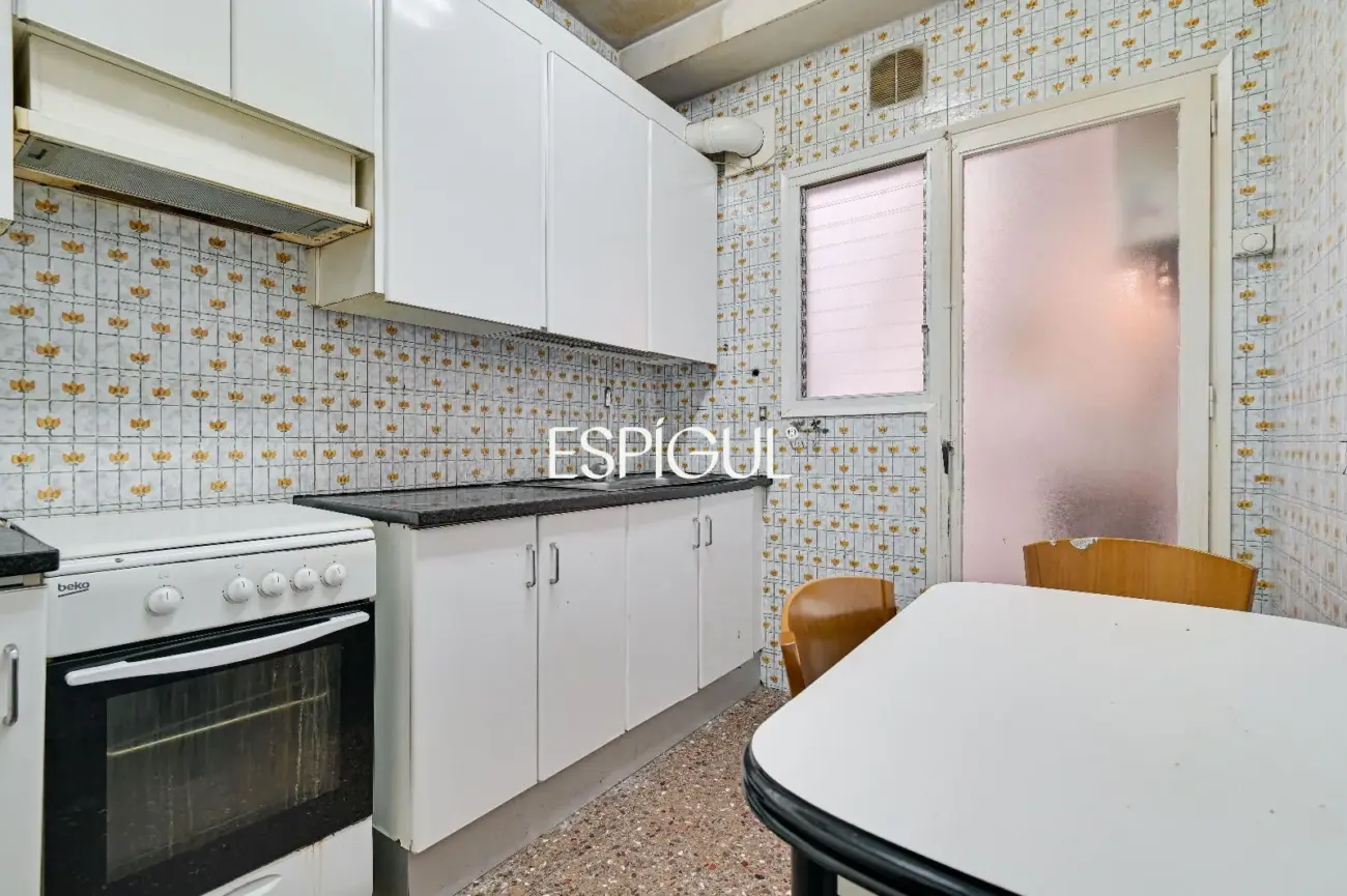 7ª Planta con Sol Directo, 4 Habitaciones y Parking incluido junto a Can Batlló