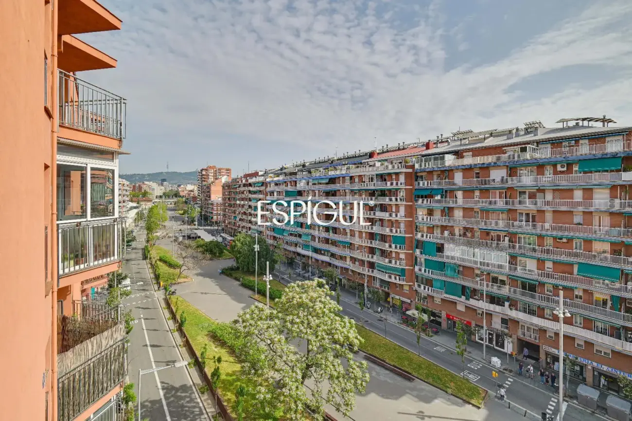 7ª Planta con Sol Directo, 4 Habitaciones y Parking incluido junto a Can Batlló