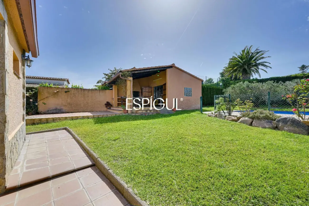 Àmplia vil·la amb piscina privada a Mas Pallí, Calonge