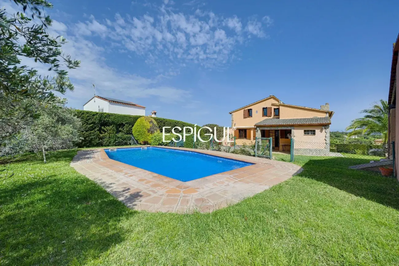 Àmplia vil·la amb piscina privada a Mas Pallí, Calonge
