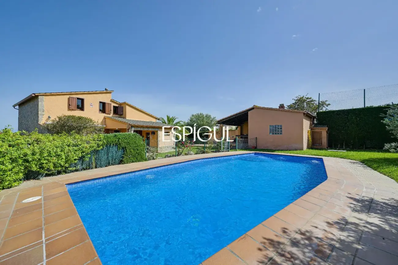 Àmplia vil·la amb piscina privada a Mas Pallí, Calonge