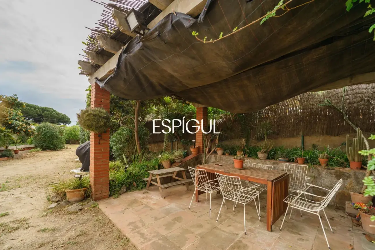 Casa a reformar en parcela de 1.100 m² en el centro de Alella