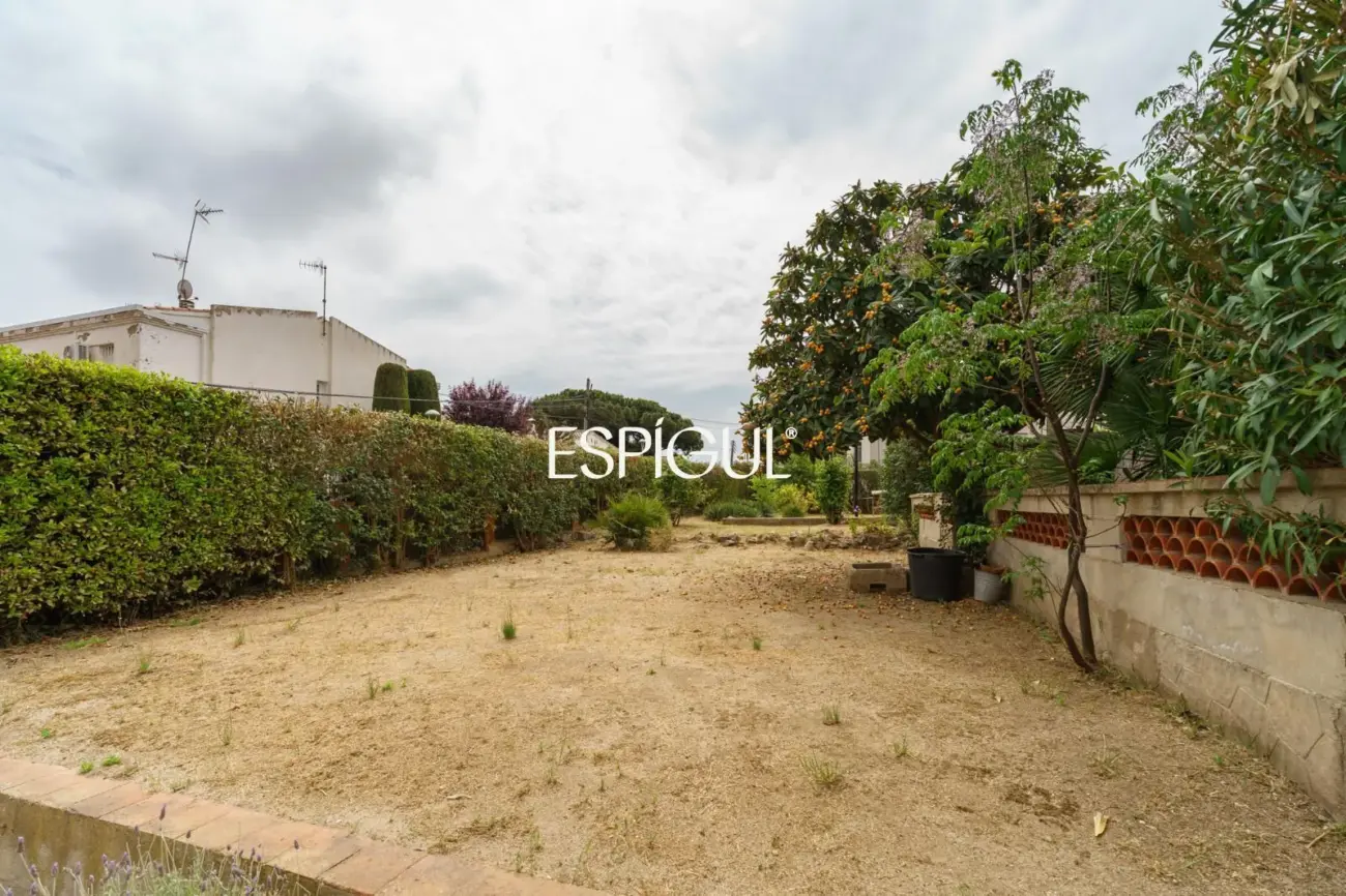 Casa a reformar en parcela de 1.100 m² en el centro de Alella