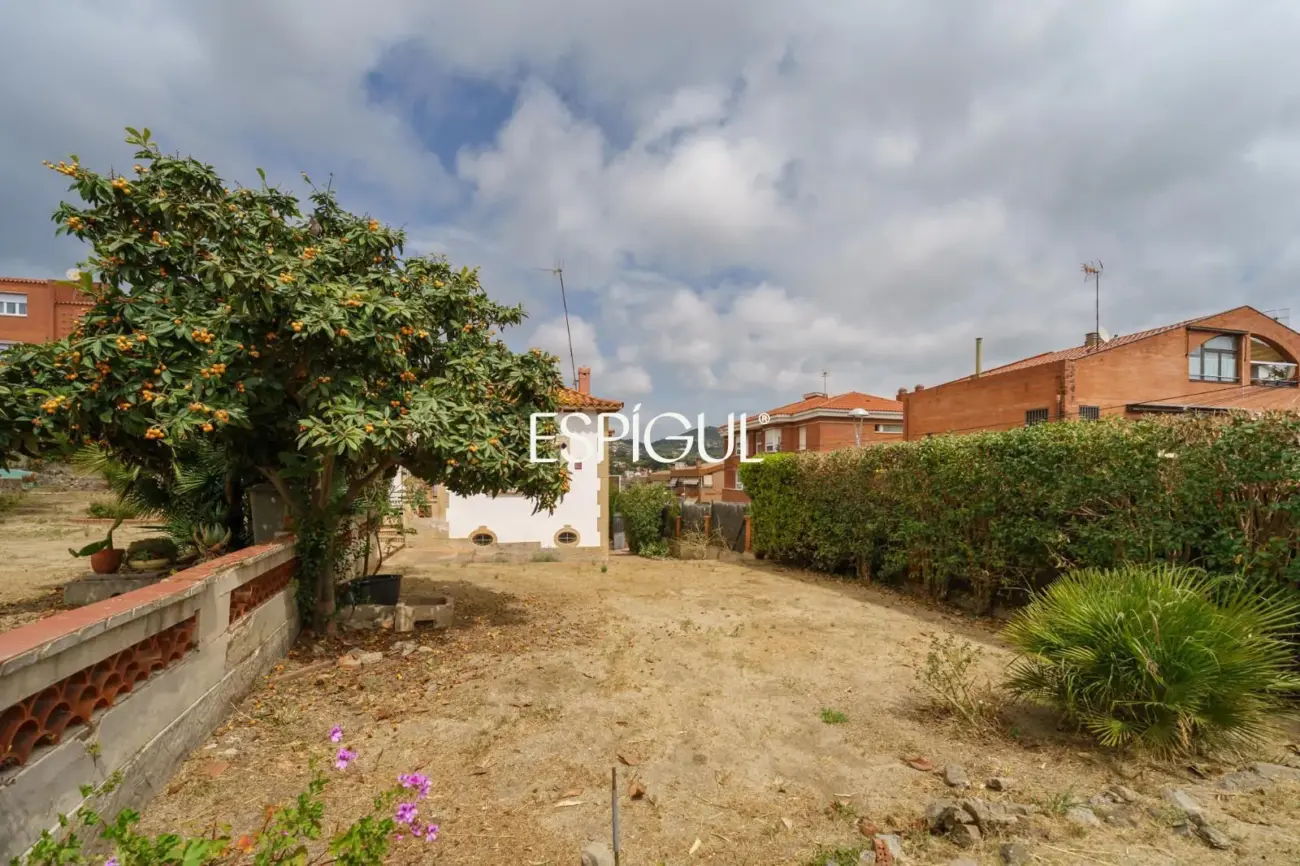 Casa a reformar en parcela de 1.100 m² en el centro de Alella