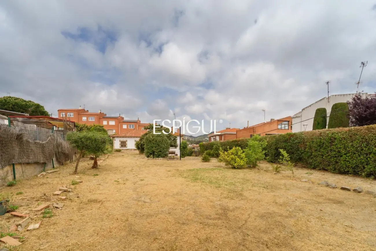 Casa a reformar en parcela de 1.100 m² en el centro de Alella