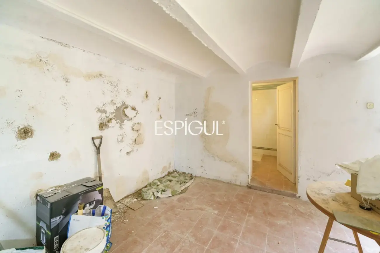 Casa a reformar en parcela de 1.100 m² en el centro de Alella