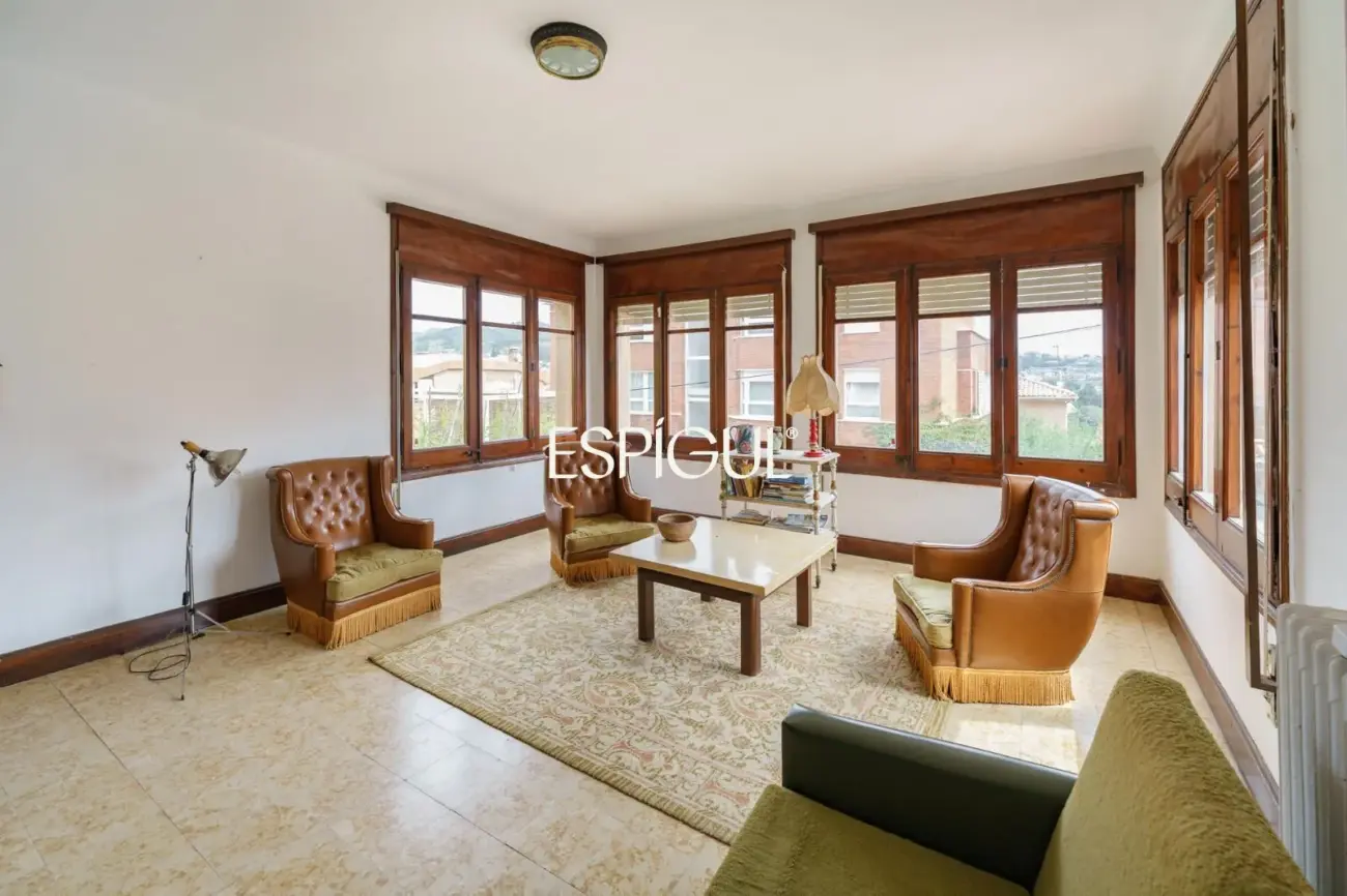 Casa a reformar en parcela de 1.100 m² en el centro de Alella
