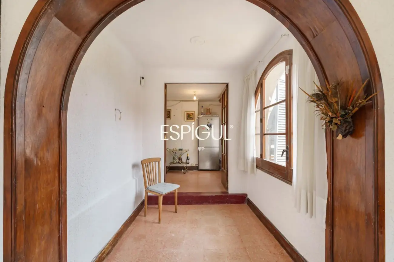 Casa a reformar en parcela de 1.100 m² en el centro de Alella