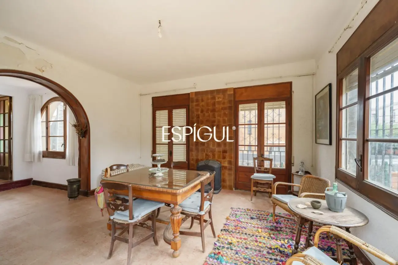 Casa a reformar en parcela de 1.100 m² en el centro de Alella