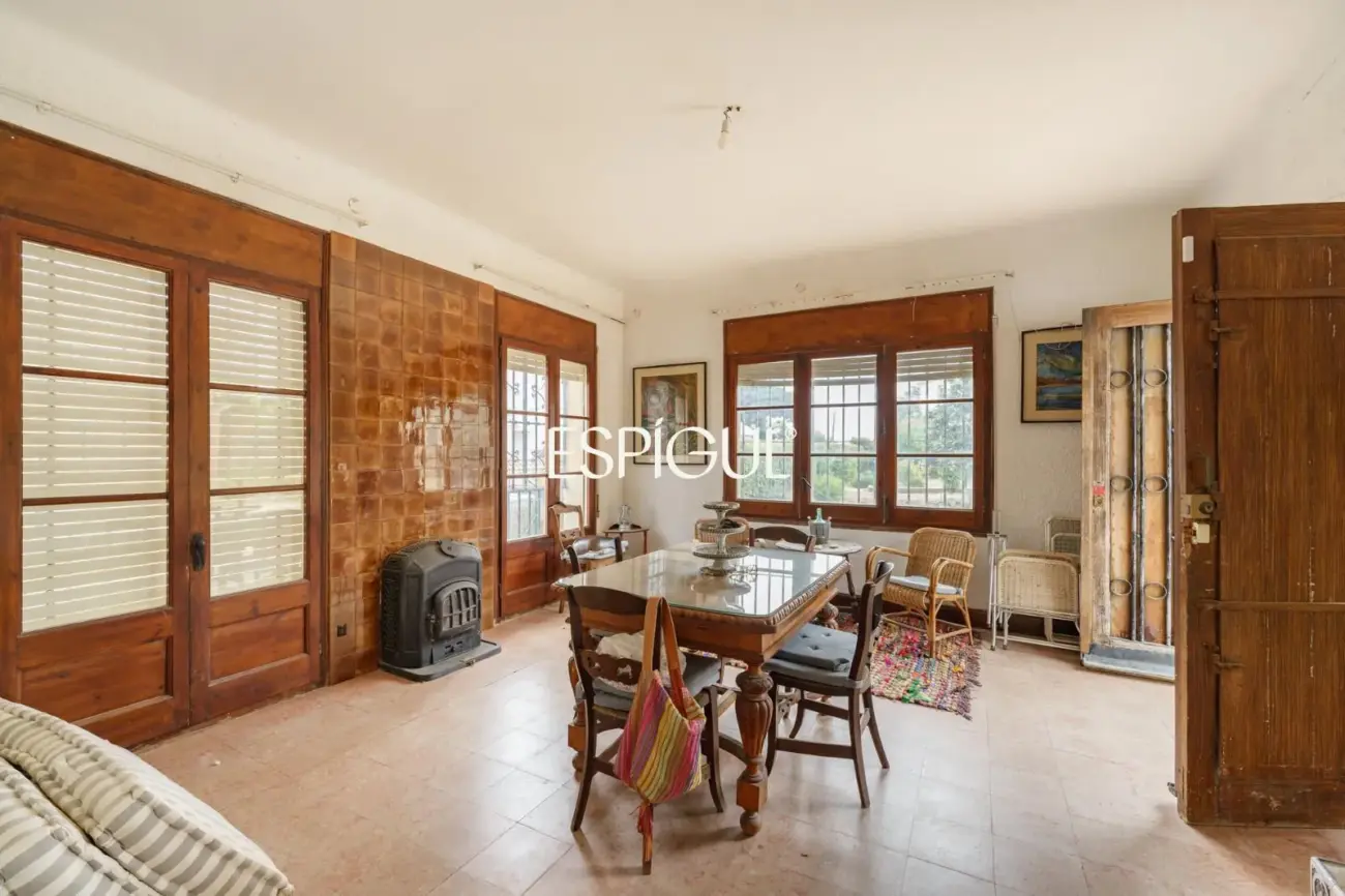 Casa a reformar en parcela de 1.100 m² en el centro de Alella