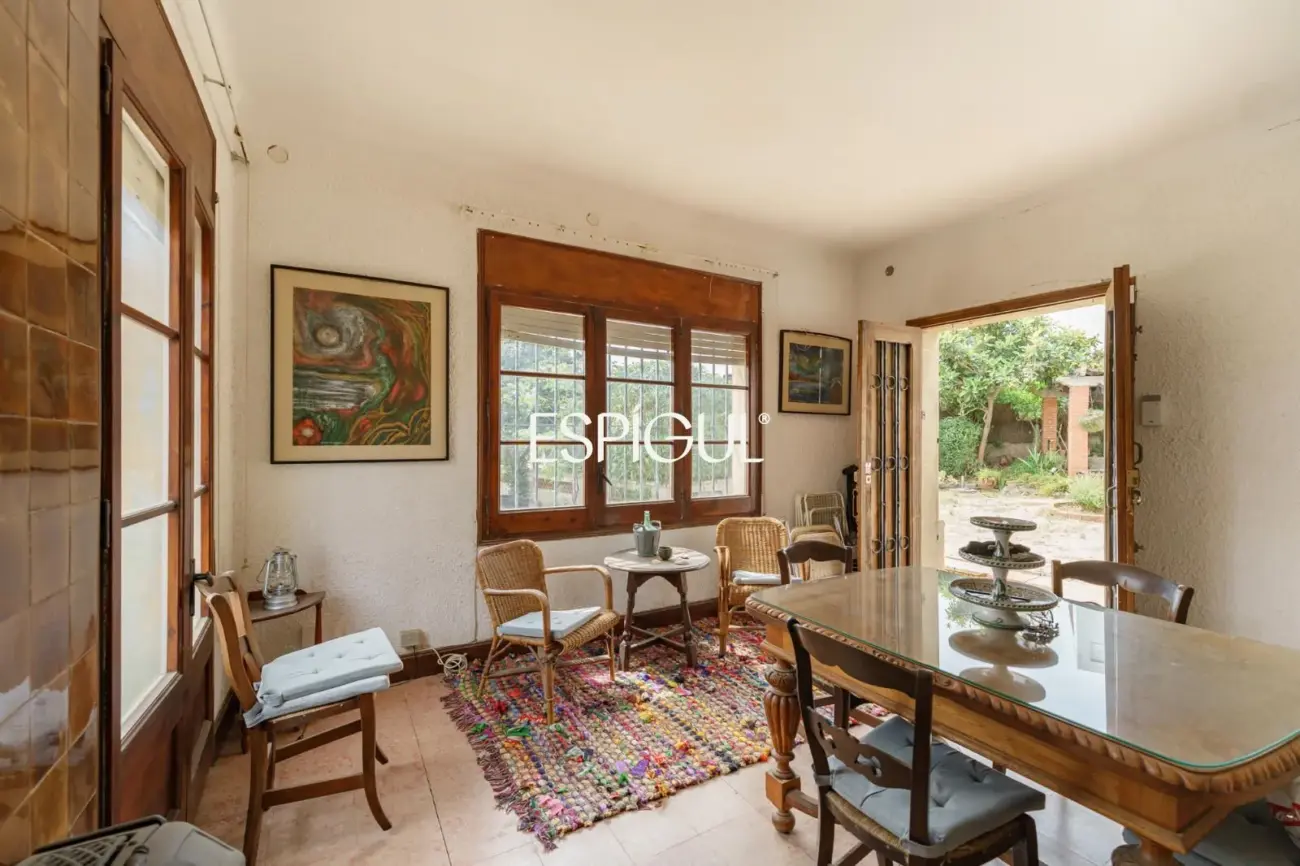 Casa a reformar en parcela de 1.100 m² en el centro de Alella