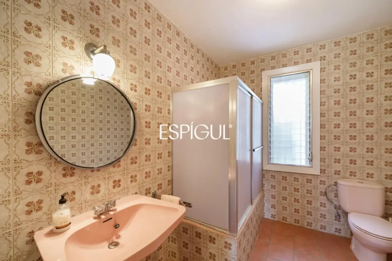 Casa a reformar en parcela de 1.100 m² en el centro de Alella
