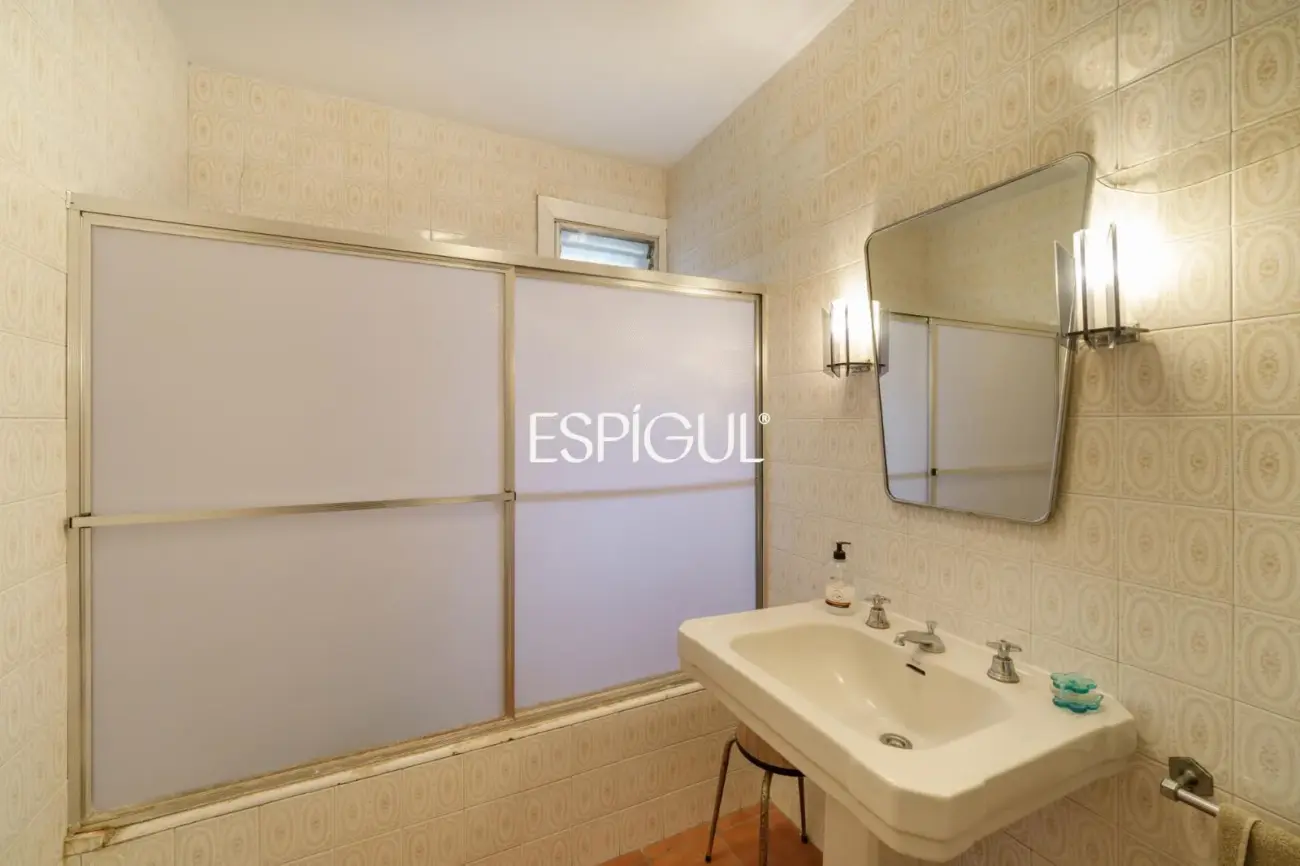 Casa a reformar en parcela de 1.100 m² en el centro de Alella
