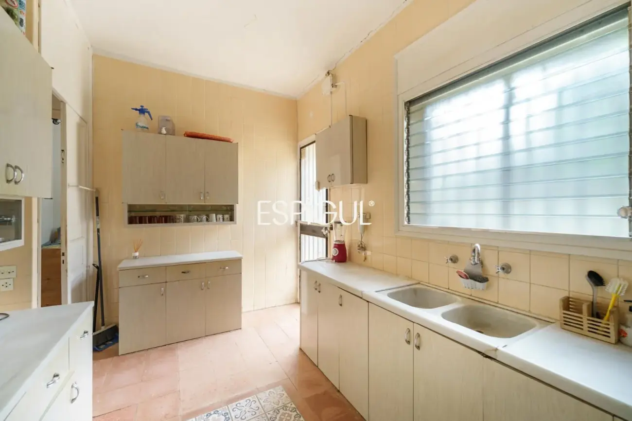 Casa a reformar en parcela de 1.100 m² en el centro de Alella