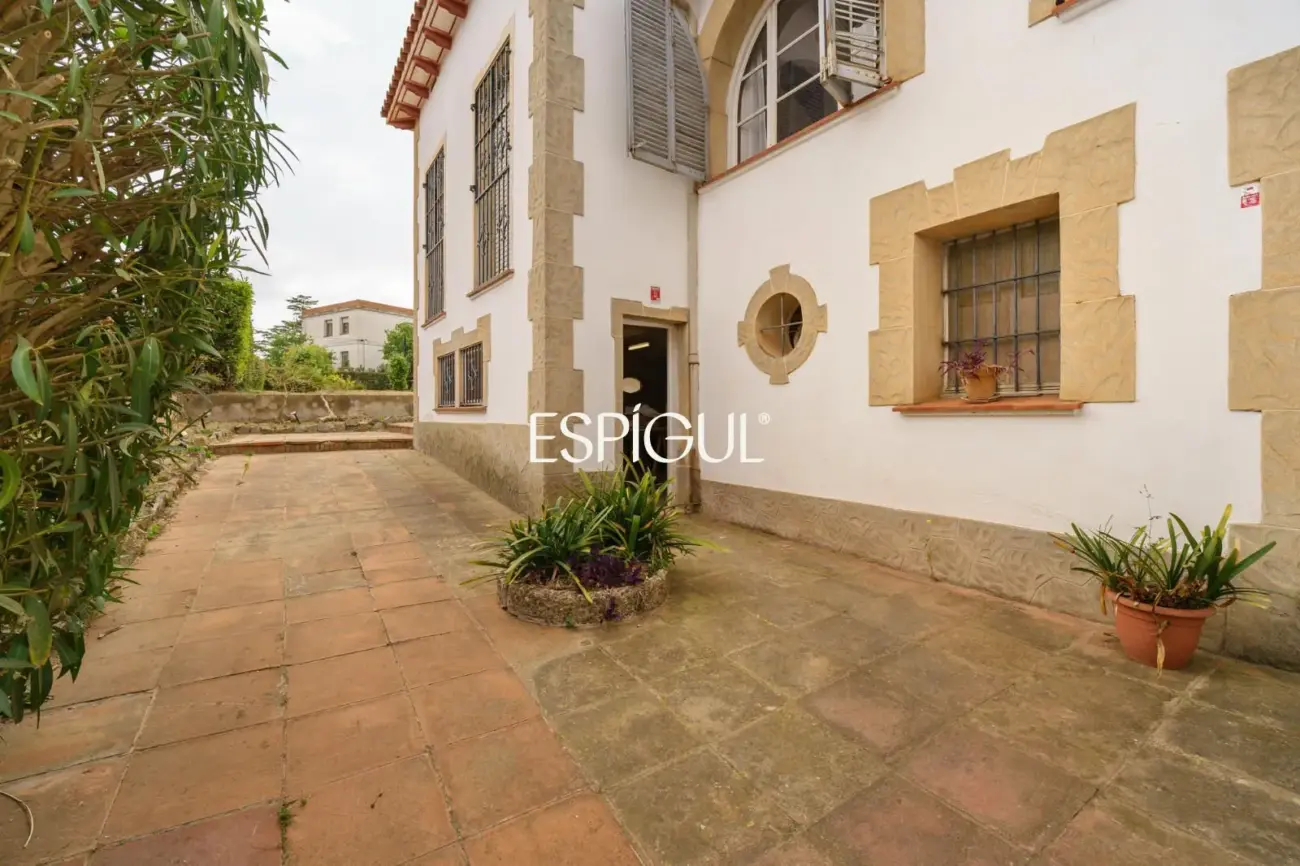 Casa a reformar en parcela de 1.100 m² en el centro de Alella