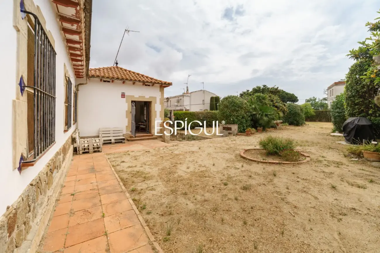 Casa a reformar en parcela de 1.100 m² en el centro de Alella